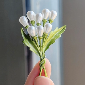 Creative Green Leaf Artificial Pearl Brooch Pin For Women Fashion Alloy Lily Of The Valley Ginkgo Pin Clothing Accessories Jewelry Gift