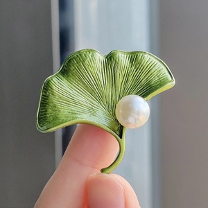 Elegant green enamel ginkgo leaf brooch with white pearl inlay for women's fashion