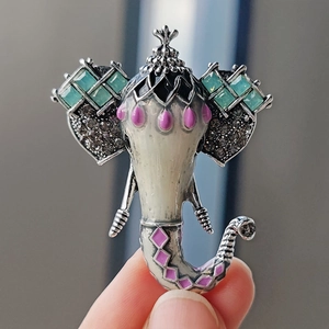 Elegante broche de elefante con gema verde y esmalte púrpura en aleación plateada