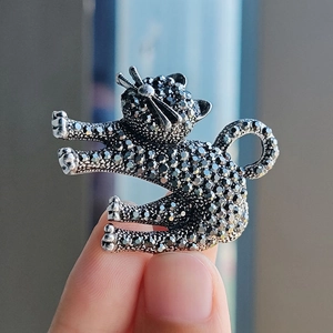 Sparkling leopard brooch with black rhinestones in a jumping posture for women