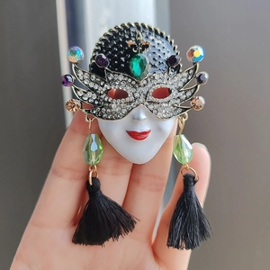 Vintage Venice Masquerade Mask Brooch For Women Alloy Rhinestone Green Gemstone Tassel Pendant Party Jewelry Clothing Decoration
