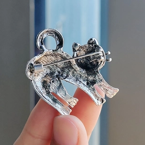 Detailed back view of silver cat brooch with secure pin clasp and vintage finish