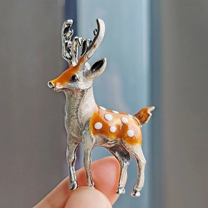 Vintage Alloy Enamel Sika Deer Brooch For Women Men Animal Shape Suit Pin Jewelry Delicate Enamel Painted Deer Corsage Gift