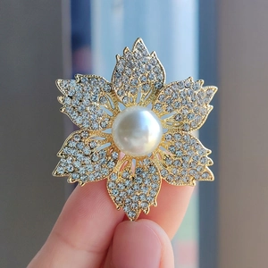 Élégante Broche en Alliage en Forme de Fleur Pour Femme Strass Émail Tournesol Camélia Künstliche Perle Broche Plaquée Or Accessoires Mode