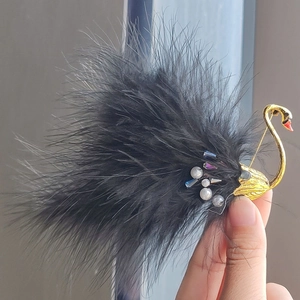 Vintage Gold Plated Alloy Swan Brooch With Real Feather Faux Artificial Pearl Rhinestone Elegant Animal Pin For Women Dress Accessory
