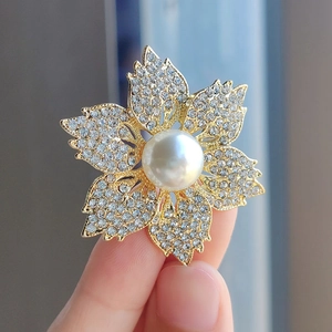 Broche fleur soleil en cristal étincelant avec grande perle et base en métal doré