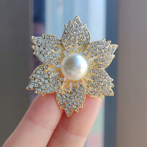 Broche fleur dorée élégante avec pétales en cristal et une grande perle au centre