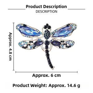 Dettaglio della spilla a libellula con dimensioni di 6cm x 4,8cm e peso di 14,6g