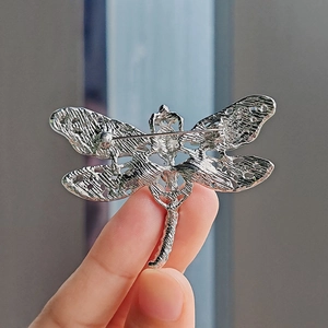 Spilla a libellula vintage argentata con texture metallica e chiusura a spillo sicura
