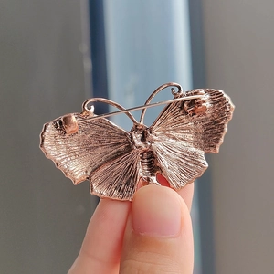 Detailansicht der Rückseite der Schmetterlingsbrosche in Roségold mit Nadelverschluss