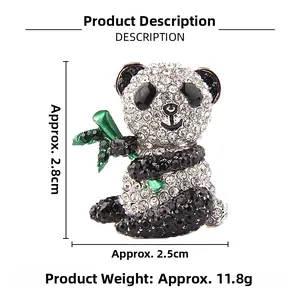 Dettaglio con dimensioni della spilla panda con strass e dettaglio in bambù verde