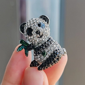 Spilla panda scintillante con strass e bambù verde, spilla fatta a mano a forma di animale