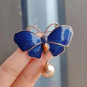 Detail der blauen Emaille Schmetterling Brosche mit Roségold und großer Perle