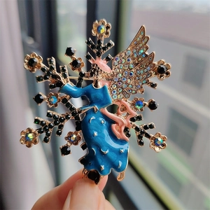 Detaillierte Nahaufnahme der blauen Emaille-Engel-Brosche mit bunten Strasssteinen und Gold