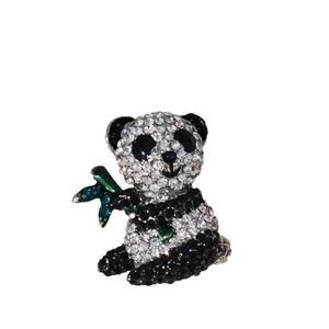 Dettaglio della spilla a panda con strass scintillanti e un accento di bambù verde