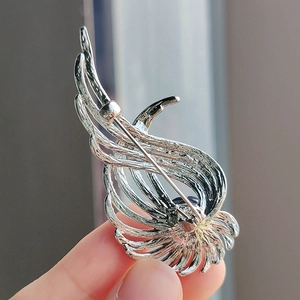 Spilla ad ala d'angelo in argento con perle eleganti per abito da donna