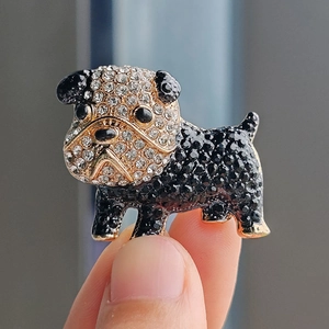 Fonkelende Franse bulldog broche met zwart-witte steentjes op een gouden basis