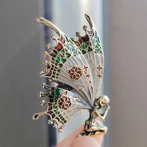Detail der kunstvollen Schmetterlingsfee-Brosche mit bunten Emaille-Flügeln und Gold-Finish