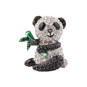 Spilla a forma di panda scintillante con strass bianchi e neri che tiene un bambù