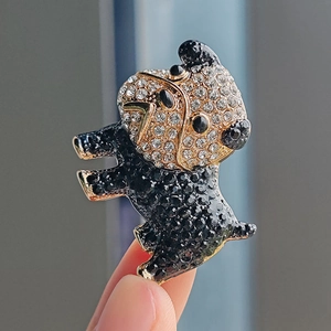 Macro detail van Mops hond broche met fonkelende witte en zwarte steentjes