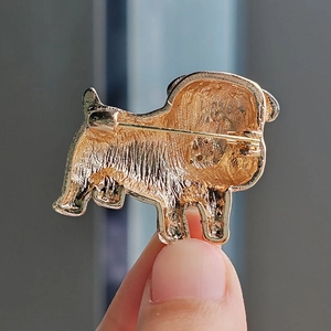 Gouden bulldog broche met getextureerde metalen achterkant en veilige speldsluiting