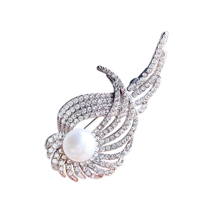 Elegante spilla ali d'angelo con perla bianca e cristalli su base in argento