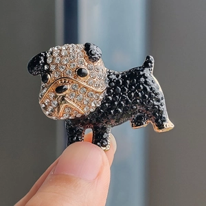 Fonkelende kristallen bulldog broche met goudkleurige basis voor mode-accessoires