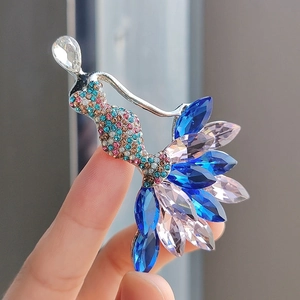 Makroaufnahme der silbernen Ballett-Brosche mit bunten Kristallen und Strass-Details