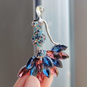 Detail einer eleganten Tänzer-Brosche mit funkelnden Strasssteinen und bunten Kristallen