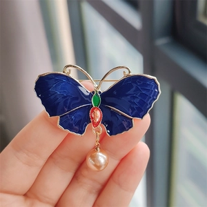 Detaillierte Schmetterlingsbrosche aus blauem Emaille mit Goldfinish und Perle