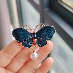 Eleganter Schmetterlings-Brosche mit blauem Emaille und einer hängenden Perle