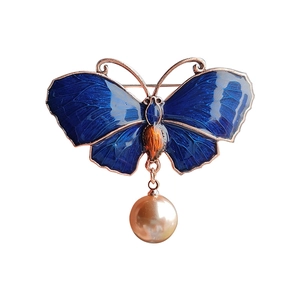 Eleganter Emaille-Schmetterling-Brosche in Blau mit Roségold und hängender Perle