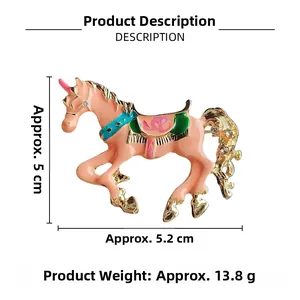 Dettaglio spilla a forma di unicorno con misure, smalto e strass scintillanti