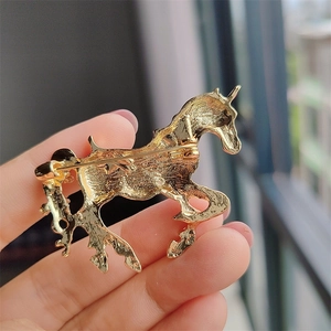 Spilla creativa a forma di unicorno in oro con trama metallica e chiusura a spilla