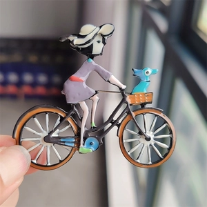 Détail de la broche émaillée fille à vélo pour accessoires de mode et sacs