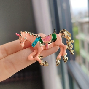 Spilla Unicorno Cartone Animato per Donna Simpatica Spilla Smaltata Cavallo Giostra Con Strass Lega Animale Spilla Gioielli Regalo