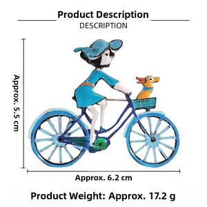 Vue détaillée de la broche émaillée fille à vélo avec dimensions 5,5 cm sur 6,2 cm