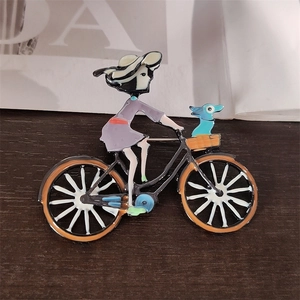 Détail d'une broche de fille à vélo avec émail coloré et fermoir en métal à l'arrière