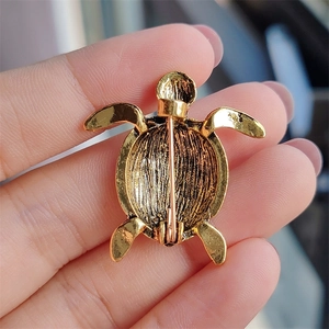 Creative turtle animal brooch with gold plating and classic safety pin back closure