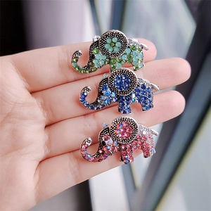 Vintage Alloy Elephant Brooch For Women Shiny Rhinestone Animal Lapel Pin Retro Fashion Jewelry Accessory For Coats Sweaters Wedding Gift