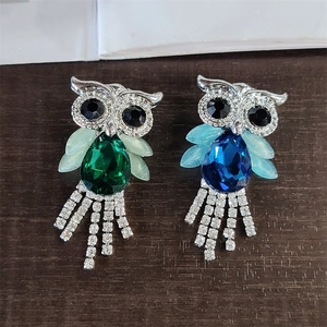 Elegant owl brooch with emerald green crystal, rhinestones tassel and silver metal texture