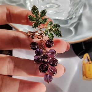 Sweet Alloy Grape Cluster Brooch With Rhinestone Enamel Fruit Pin For Women Cardigan Anti-Exposure Fixed Brooch Jewelry