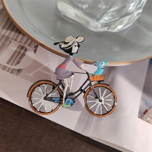 Détail de la broche vélo fille dessin animé avec incrustation d'émail et métal