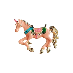 Spilla creativa a cavallo giostra in smalto rosa con placcatura oro e zirconi