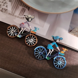 Détails des broches émaillées dessin animé avec une fille à vélo en bleu et violet