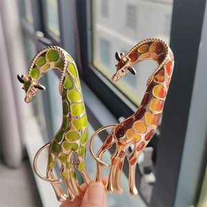Fashion Alloy Enamel Giraffe Brooch Rhinestone Animal Shape Pin For Women Elegant Coat Accessories Jewelry Gift