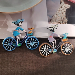 Détail d'épingles émaillées colorées fille à vélo aux motifs bleus et violets mignons