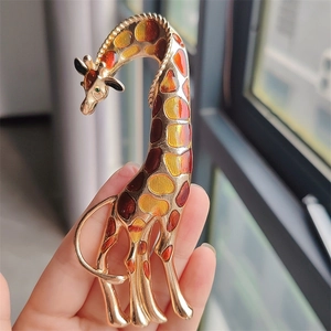 Creative cartoon giraffe brooch with gold finish and colorful enamel on hand display