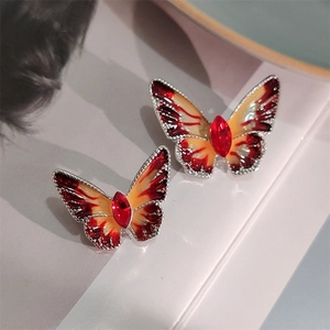 Elegante vlinder speld met rood gele emaille vleugels en verfijnde kristallen inleg