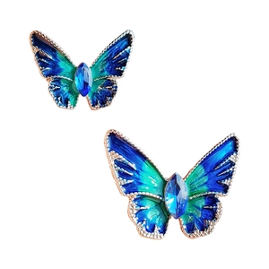 Elegante vlinderbroche met blauwgroen email en blauwe kristallen markies-steen